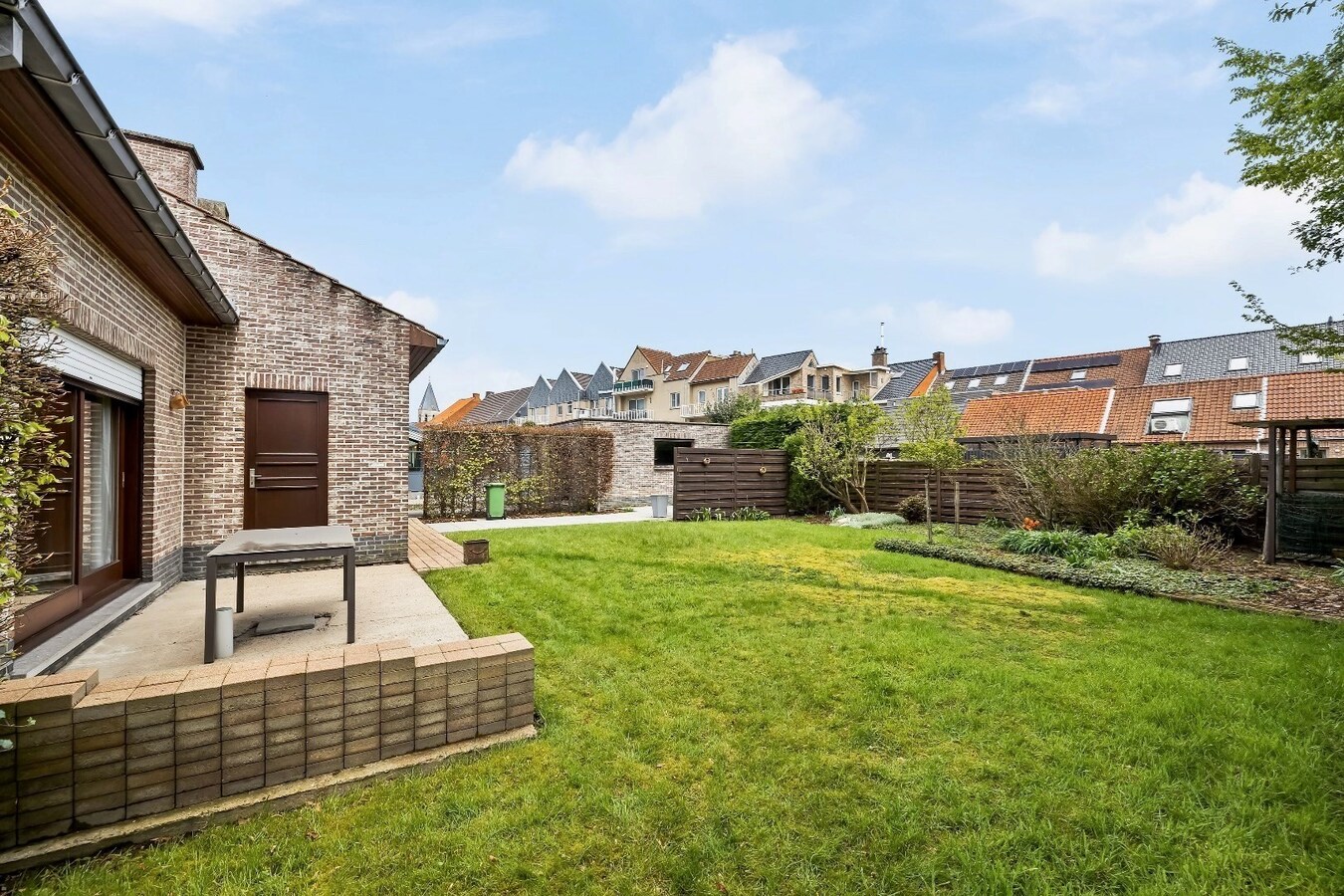 Open bebouwing met polyvalente ruimte in rustige wijk te Sint-Pauwels! 