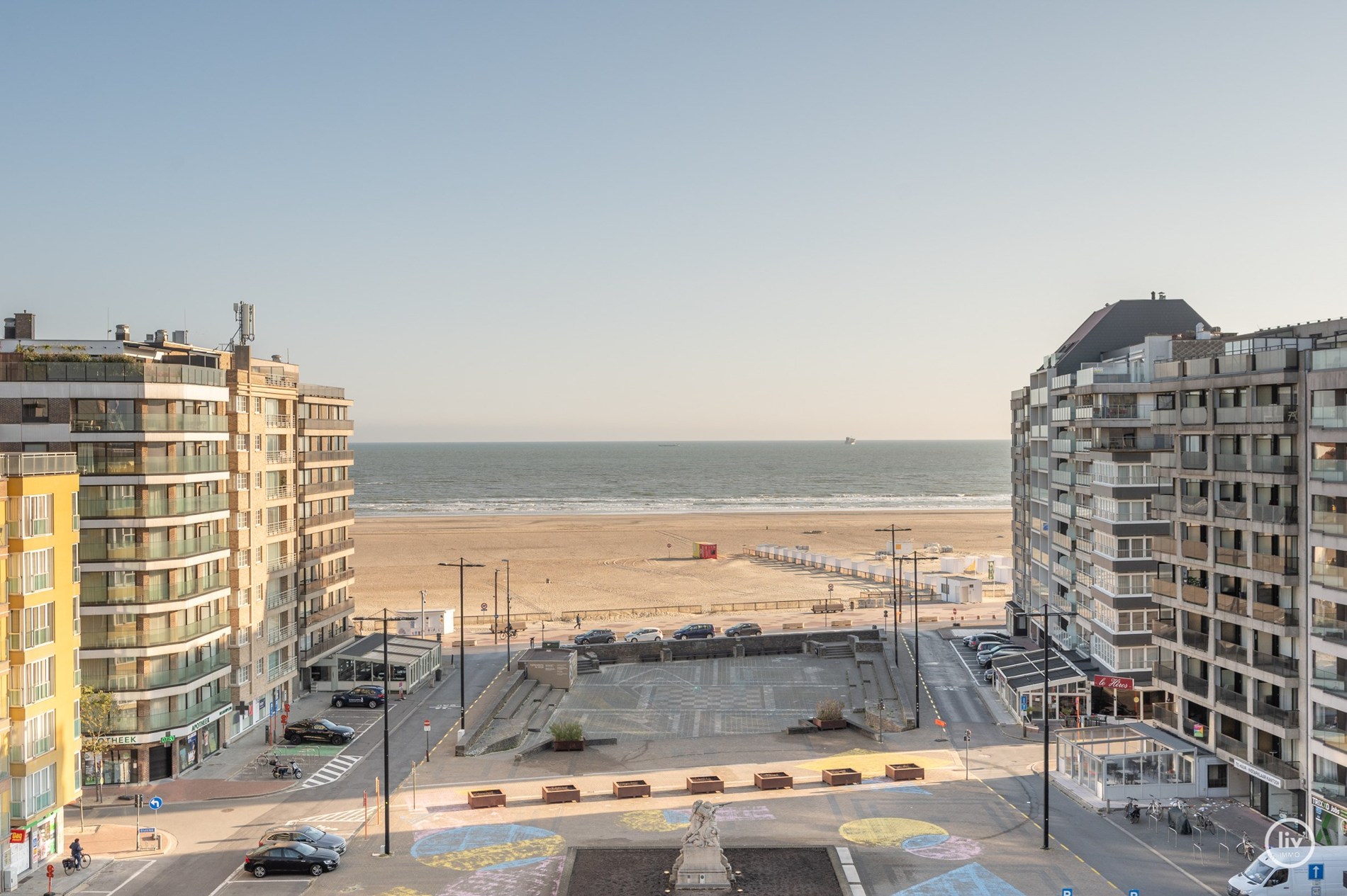 Appartement en duplex &#224; vendre dans le prestigieux et nouveau projet architectural Tour des H&#233;ros, situ&#233; sur la place des H&#233;ros &#224; Heist, avec une vue frontale sur la digue et la mer, &#224; proximit&#233; de no 