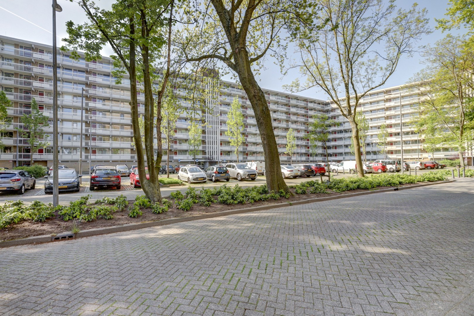 Licht 3 (voorheen 4) kamer appartement op de vijfde verdieping met woningbreed balkon! 