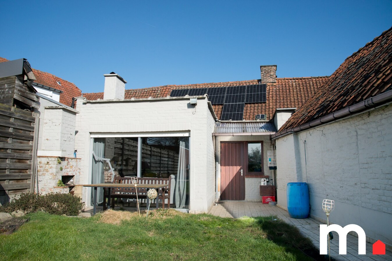 Charmante woning met ruime tuin dichtbij de Leieboorden te Wevelgem ! 