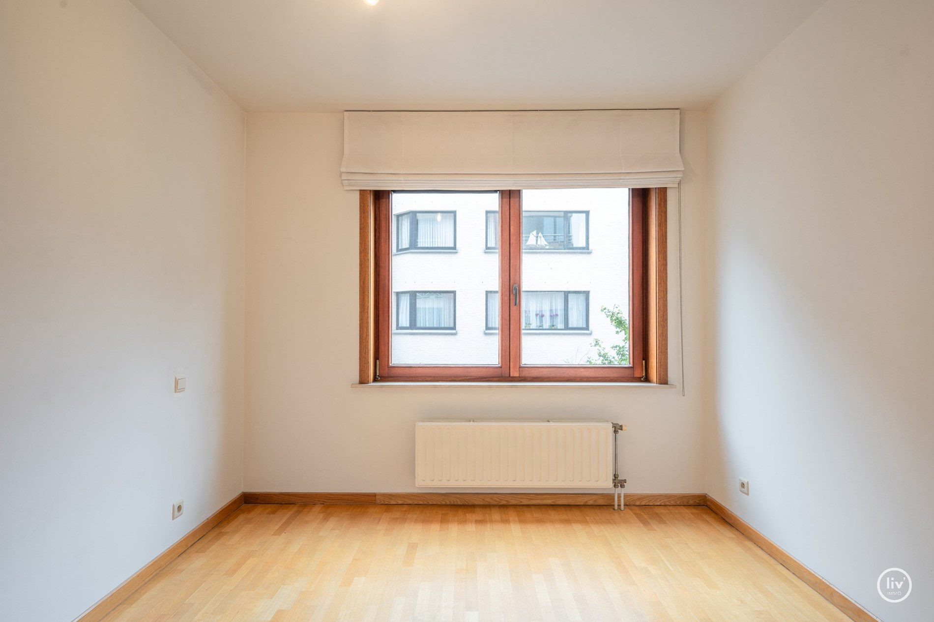 Lichtrijk hoekappartement met twee volwaardige slaapkamers gelegen in het centrum van Knokke. 