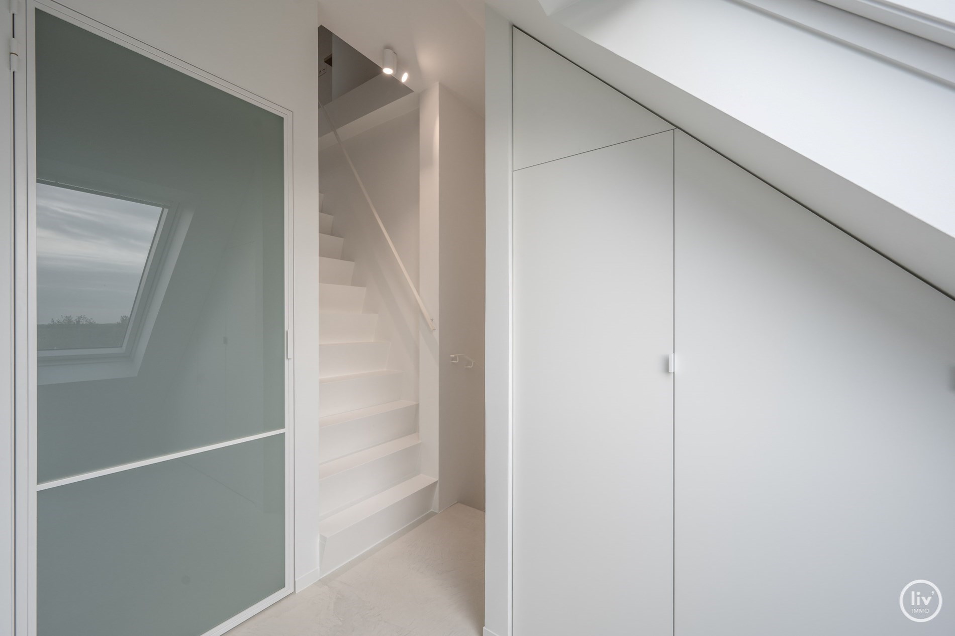 Prachtig gerenoveerd duplex appartement met ruim Westgericht terras gelegen op de Lippenslaan te Knokke. 