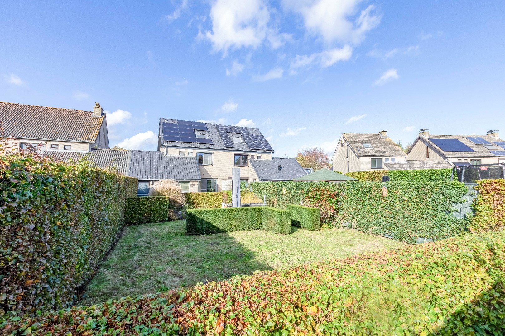 Verzorgde en instapklare halfopen bebouwing met zuidertuin en garage. 