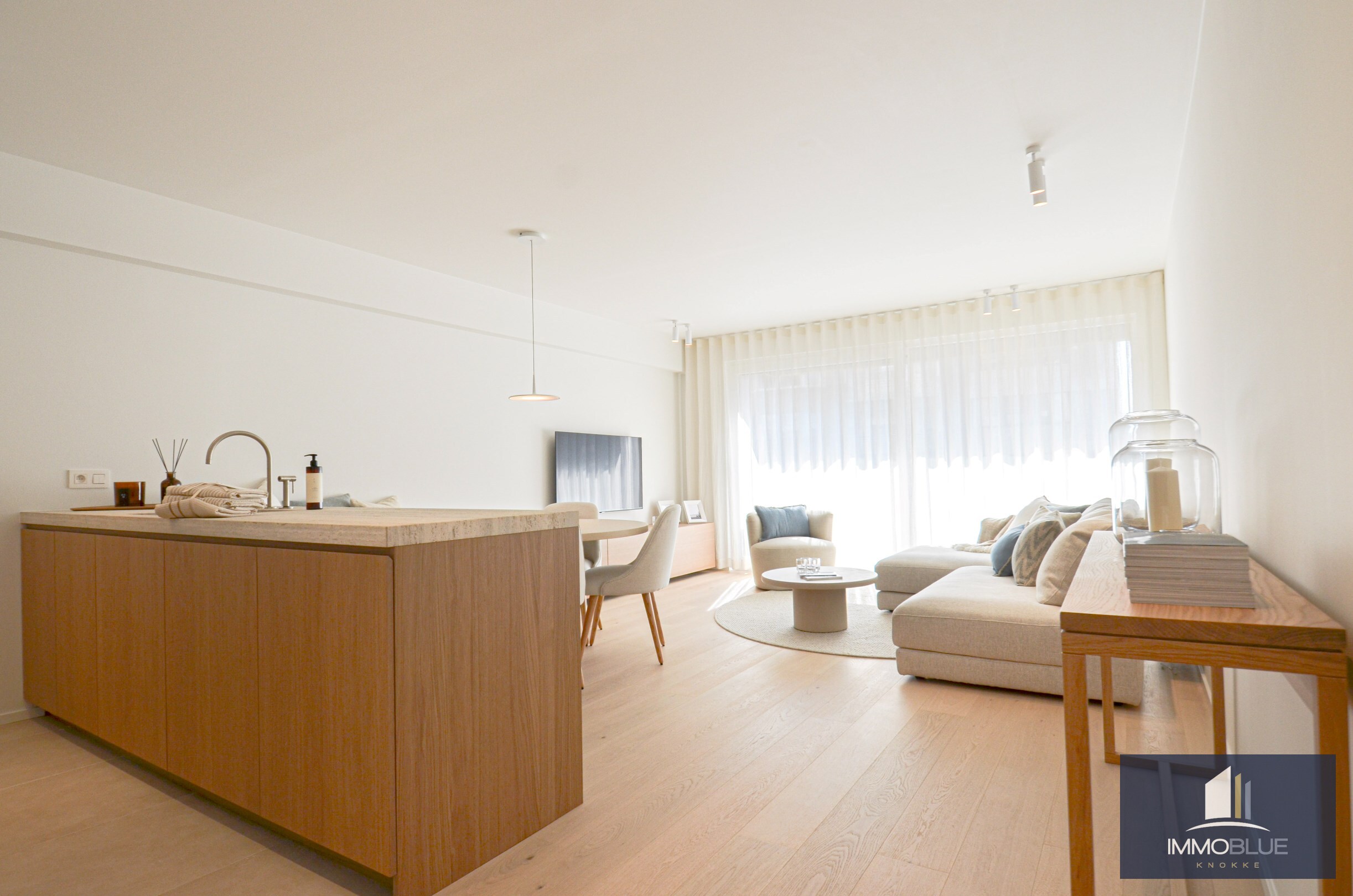 Centraal gelegen, volledig gerenoveerd appartement met drie slaapkamers. 