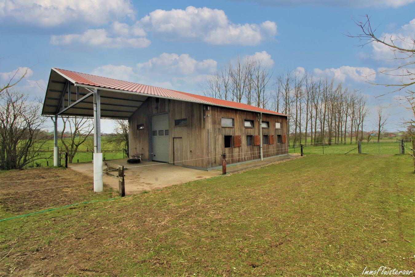 Woning met multifunctionele ruimte, stalgebouw, bouwgrond en weiland op ca. 1,67ha te Elzele (Henegouwen) 