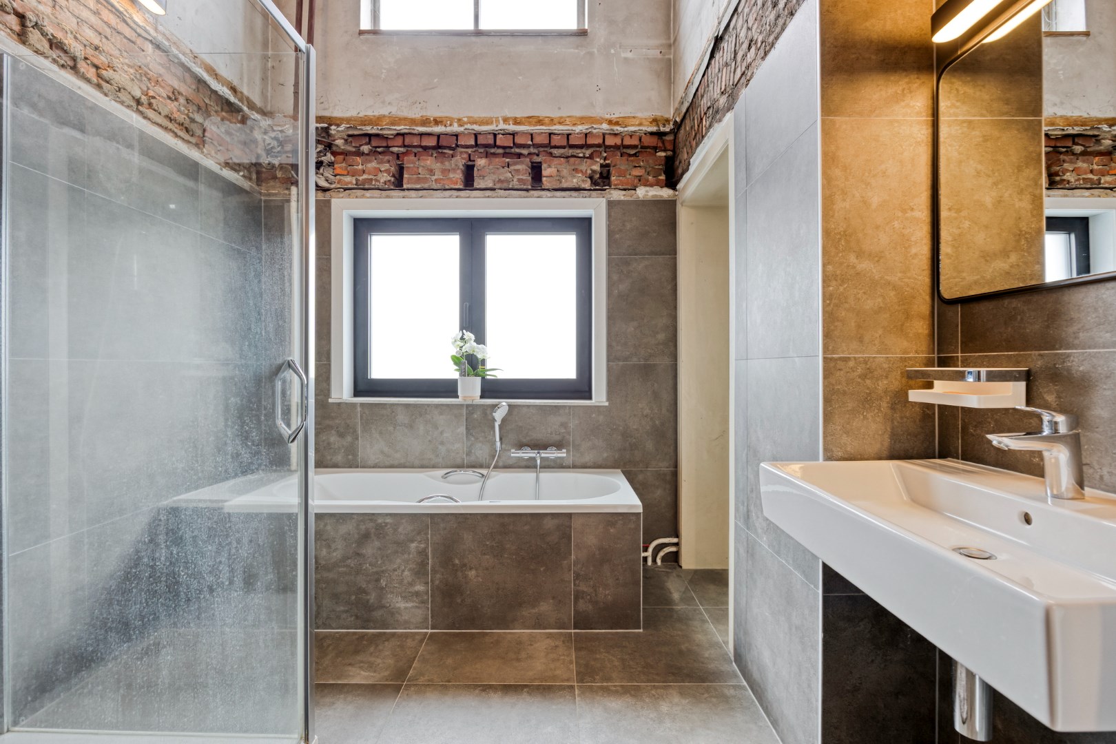 Prachtig herenhuis op de Tiensevest met mogelijkheid tot praktijkruimte - bewoonbare opp. 555 m&#178; 
