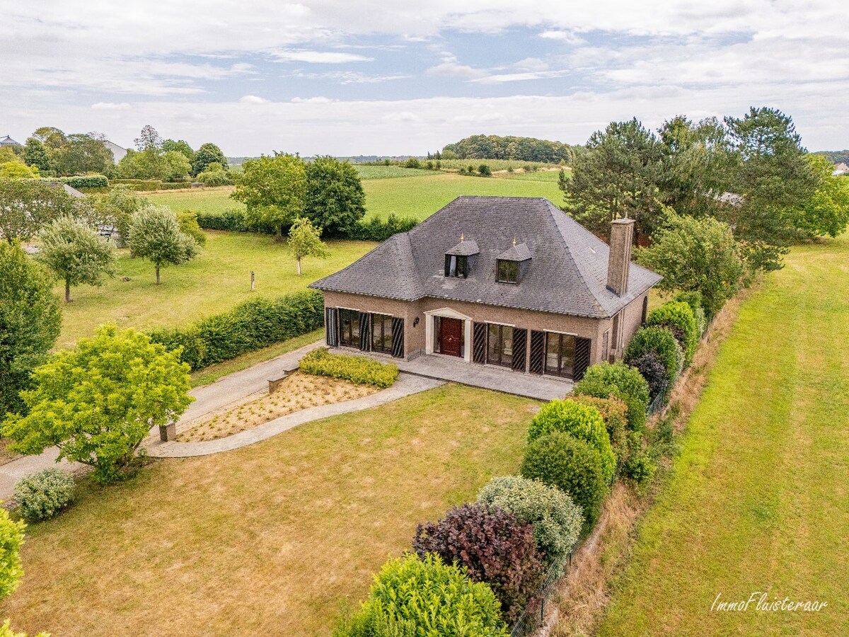 Maison situ&#233;e &#224; la campagne avec d&#233;pendances sur environ 4 hectares &#224; Bekkevoort (Brabant flamand) 