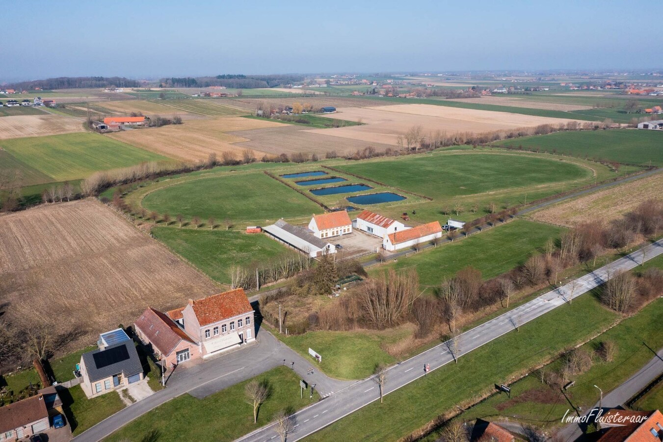 Idyllische en multifunctionele eigendom met stalling, bijgebouwen en renbaan op ca. 7ha 