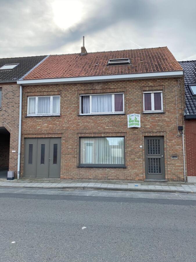 Ruime gezinswoning met 5 slaapkamers en garage te Eernegem 