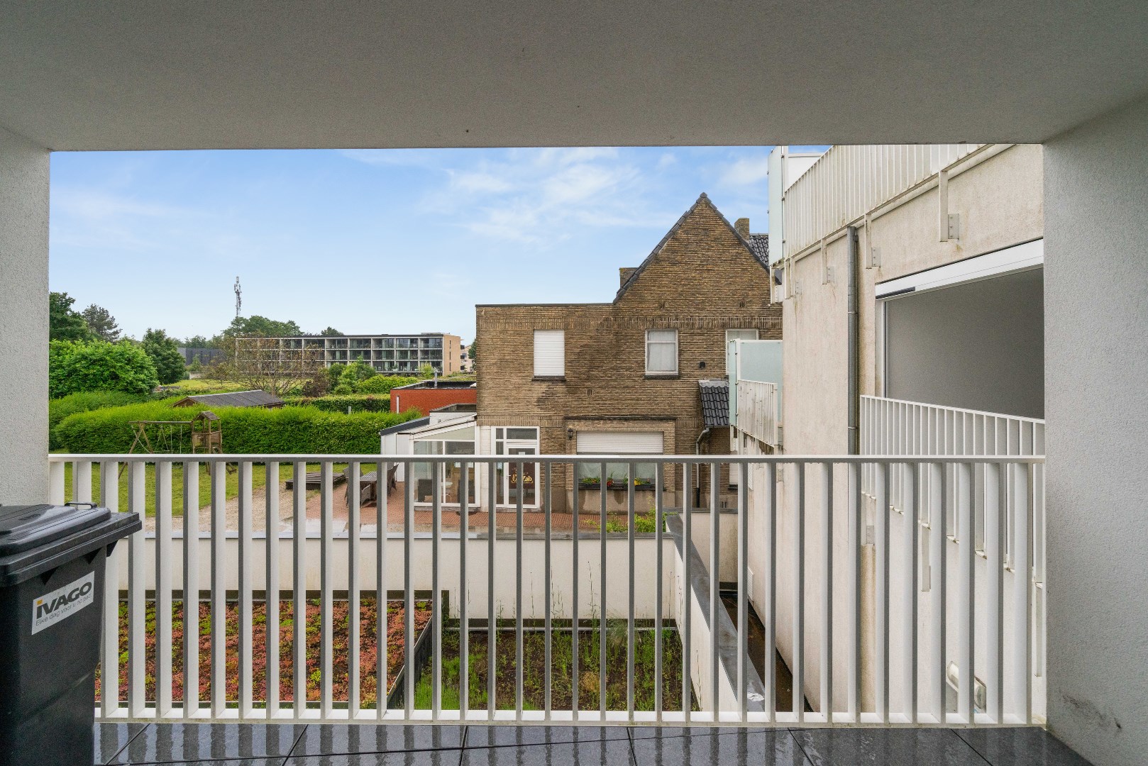 Lichtrijk appartement met mooi terras &#233;n garage 