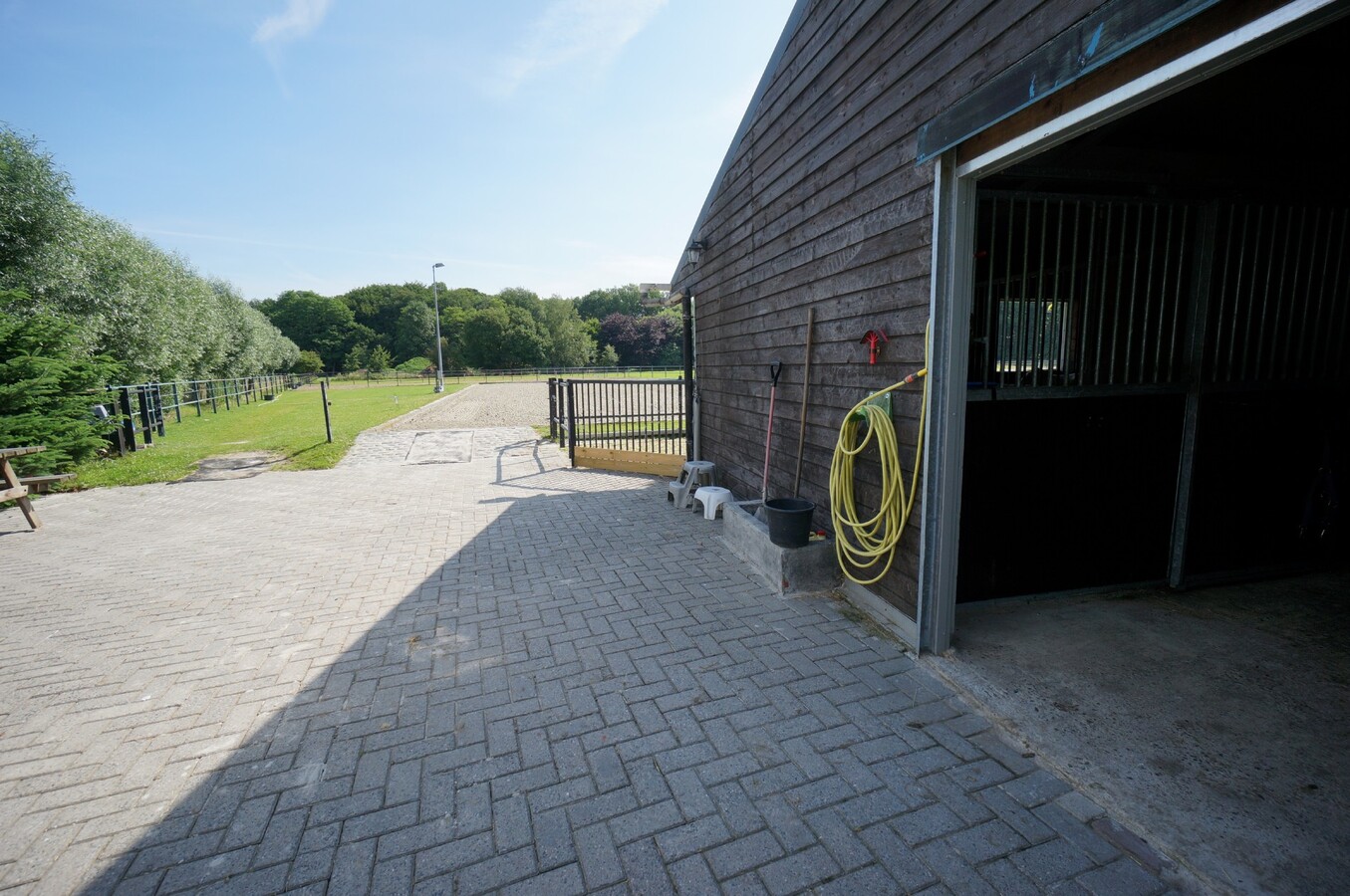 Verzorgde woning met stallen en piste op ca. 5374m&#178; te Wortel (Hoogstraten) 