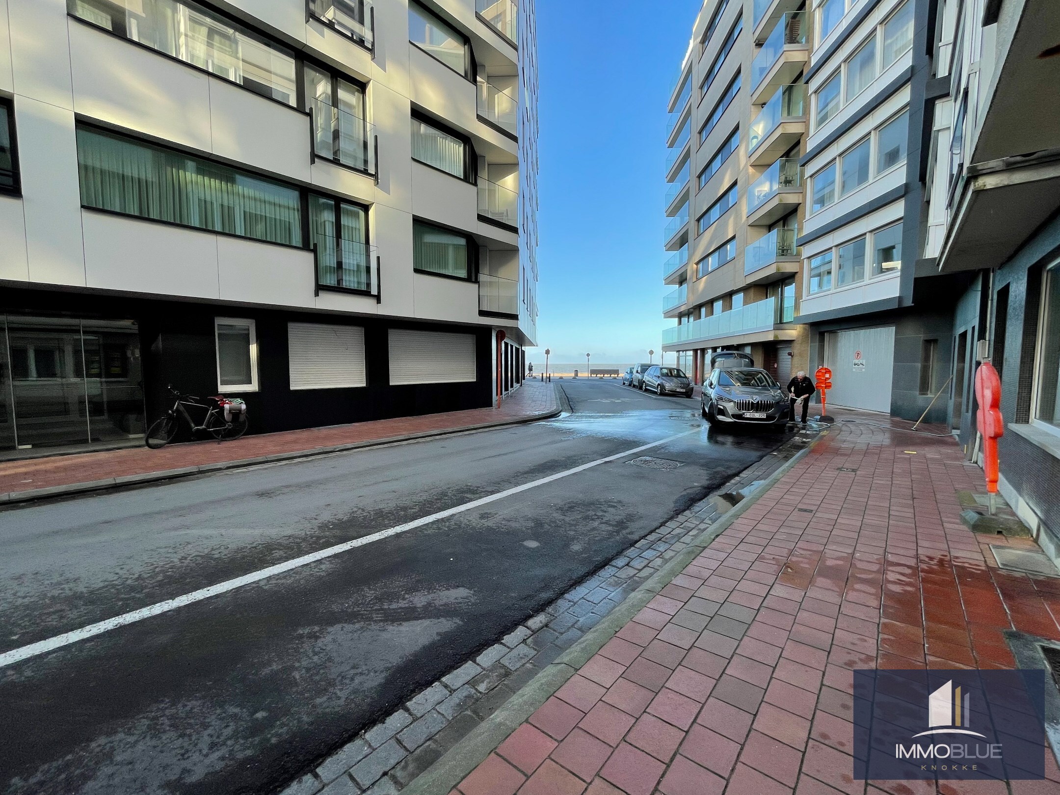 Appartement totalement r&#233;nov&#233; et luxueusement fini, avec trois chambres et une vue lat&#233;rale sur la mer, situ&#233; au Zoute. 