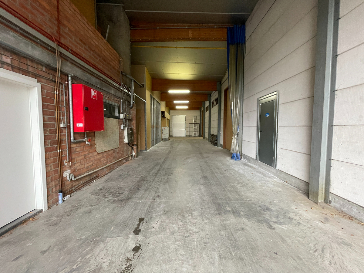 Ruime loods van 198 m&#178; te Ooigem 