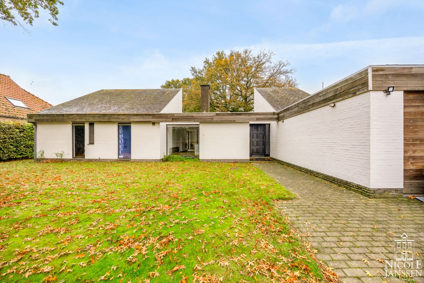 Moderne gezinswoning met mooi terras en vrij uitzicht aan voor- en achterzijde 