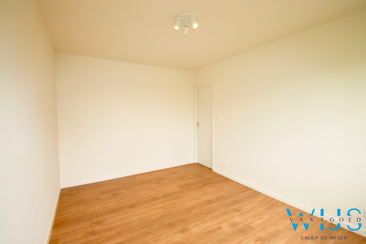 Gerenoveerd 2 slaapkamerappartement met garage te Evergem! 