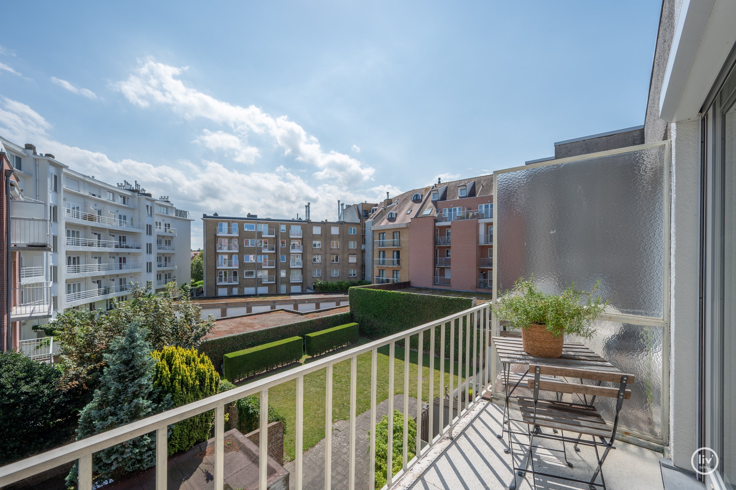 Appartement r&#233;nov&#233; de style ibiza avec 1 chambre, situ&#233; au centre de la Zoutelaan &#224; Knokke. 