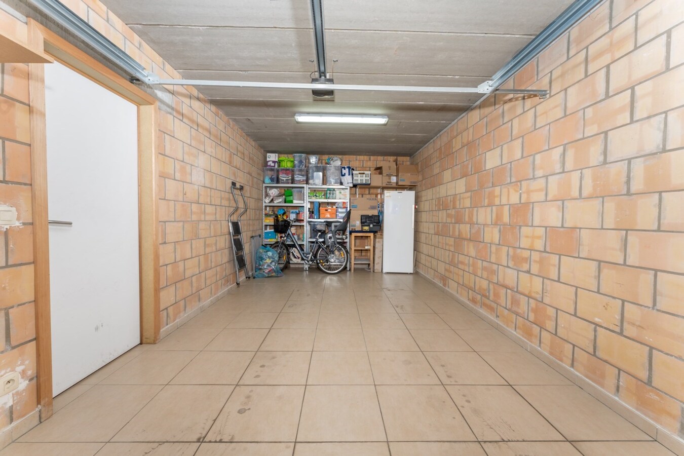 Recente bel etage woning met garage en bijkomende standplaats te Koekelare 