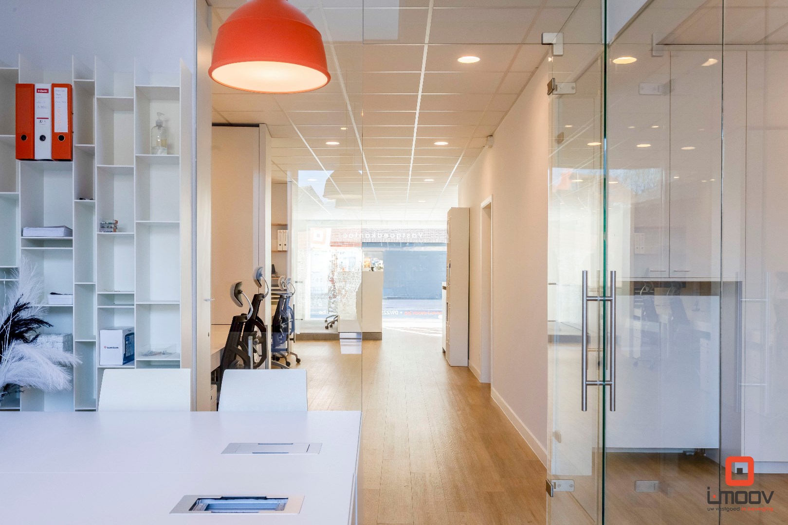 Modern en lichtrijk kantoor op commercieel gunstige locatie 
