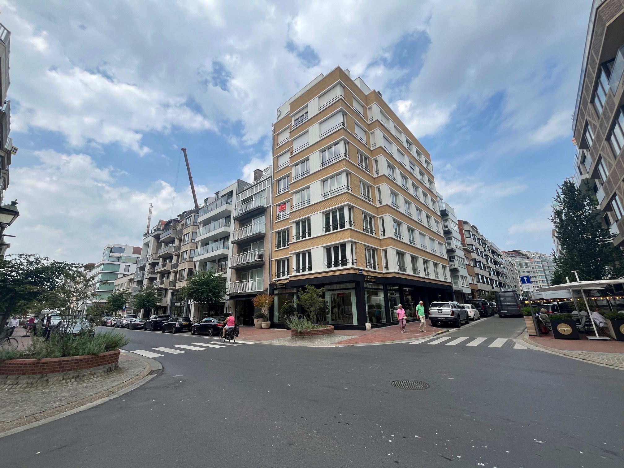 Superbe appartement d&#39;angle avec un spacieux salon magnifiquement situ&#233; sur l&#39;avenue Dumortier &#224; Knokke. 