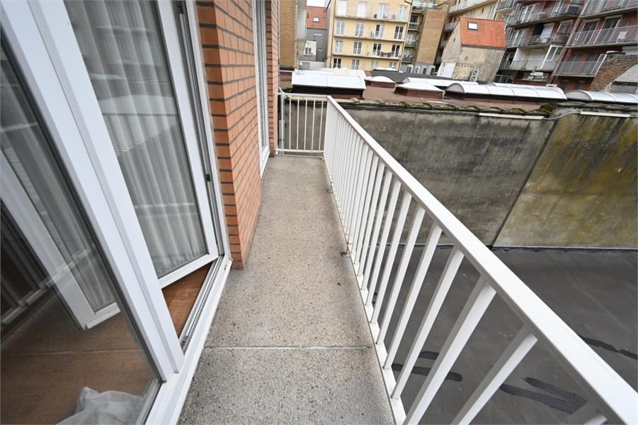 Ongemeubeld 2-slaapkamer appartement aan de zonnekant van de Leopoldlaan, op wandelafstand van het strand en de winkels. 