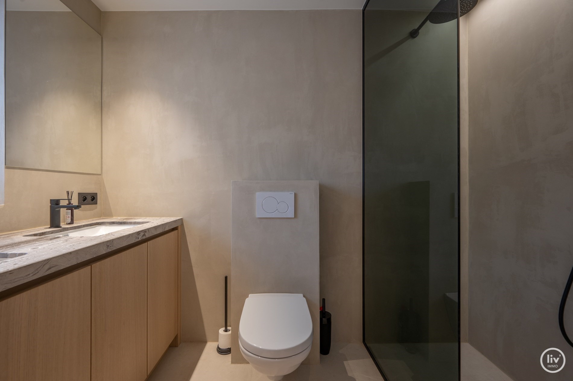 Prachtig gerenoveerd 3 slaapkamerappartement centraal gelegen vlakbij de Lippenslaan te Knokke (met mogelijkheid tot het huren van een stpl aan de overzijde!) 