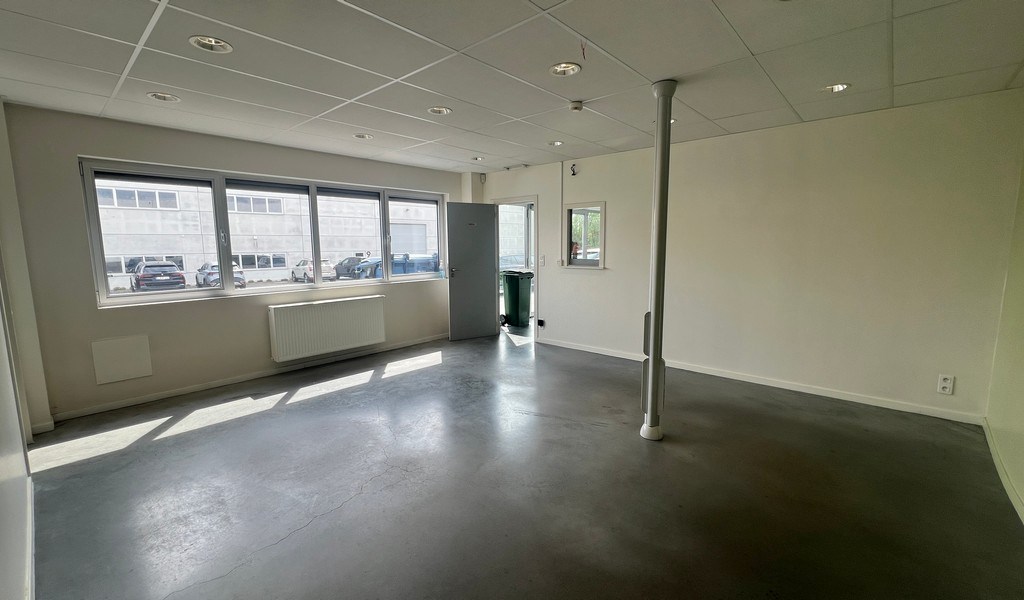 Bedrijfsgebouw met laadkade en kantoren te huur in Zottegem