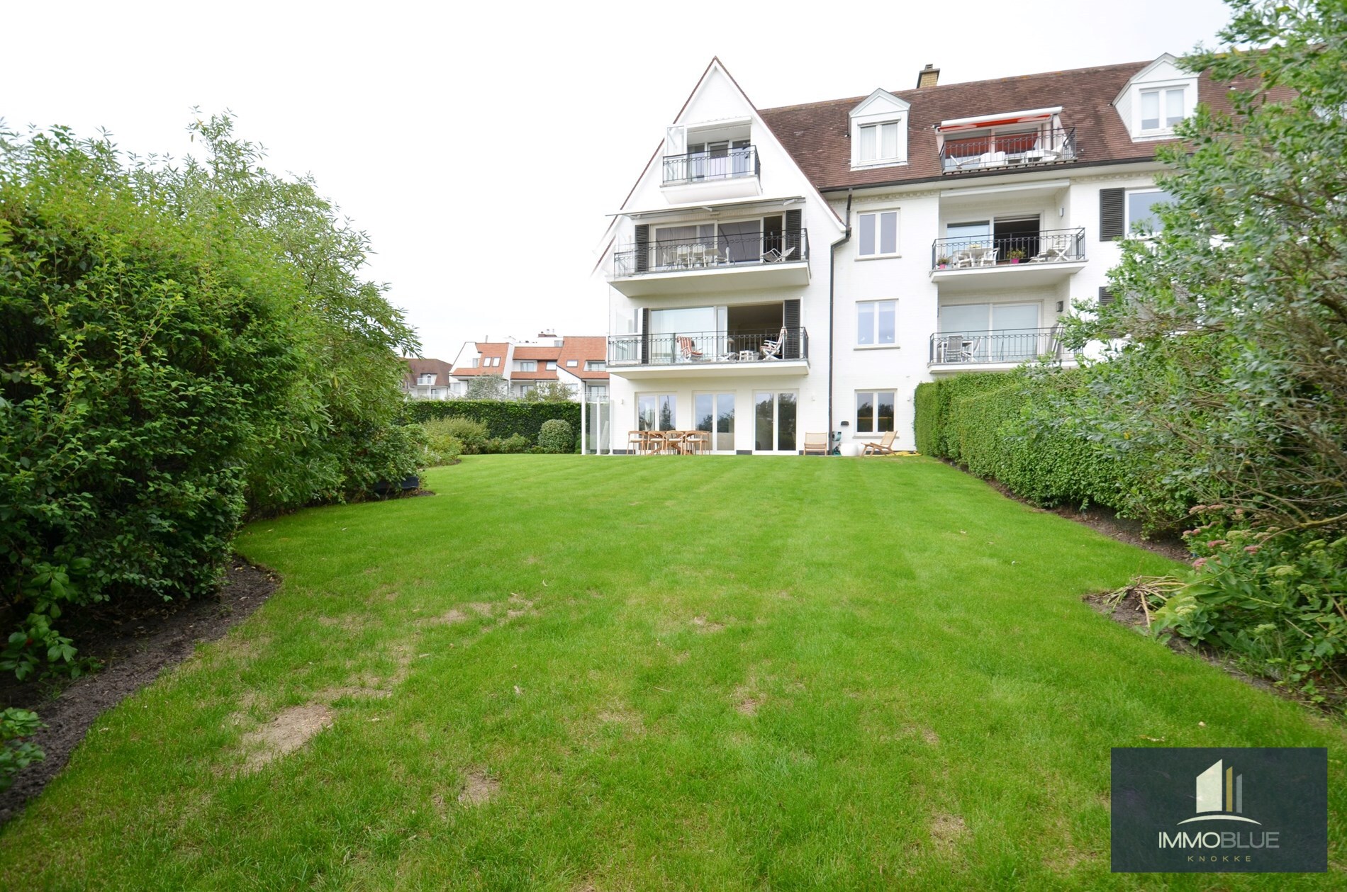 Exceptionnel appartement d&#39;angle avec jardin orient&#233; sud situ&#233; dans une r&#233;sidence de villas au Zoute. 