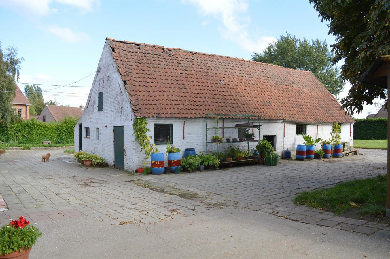 Manege met binnenpiste en 38 boxen op ca. 1,33ha te Destelbergen 