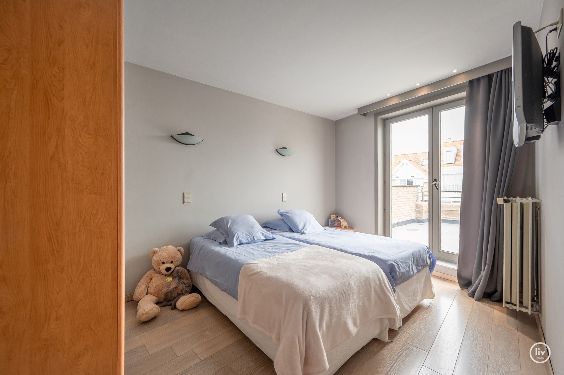 “Unieke Penthouse (1992) te koop op een toplocatie in Knokke –3 -kamerappartement met uitzonderlijke zonneterrassen van meer dan +/- 200m2 . 