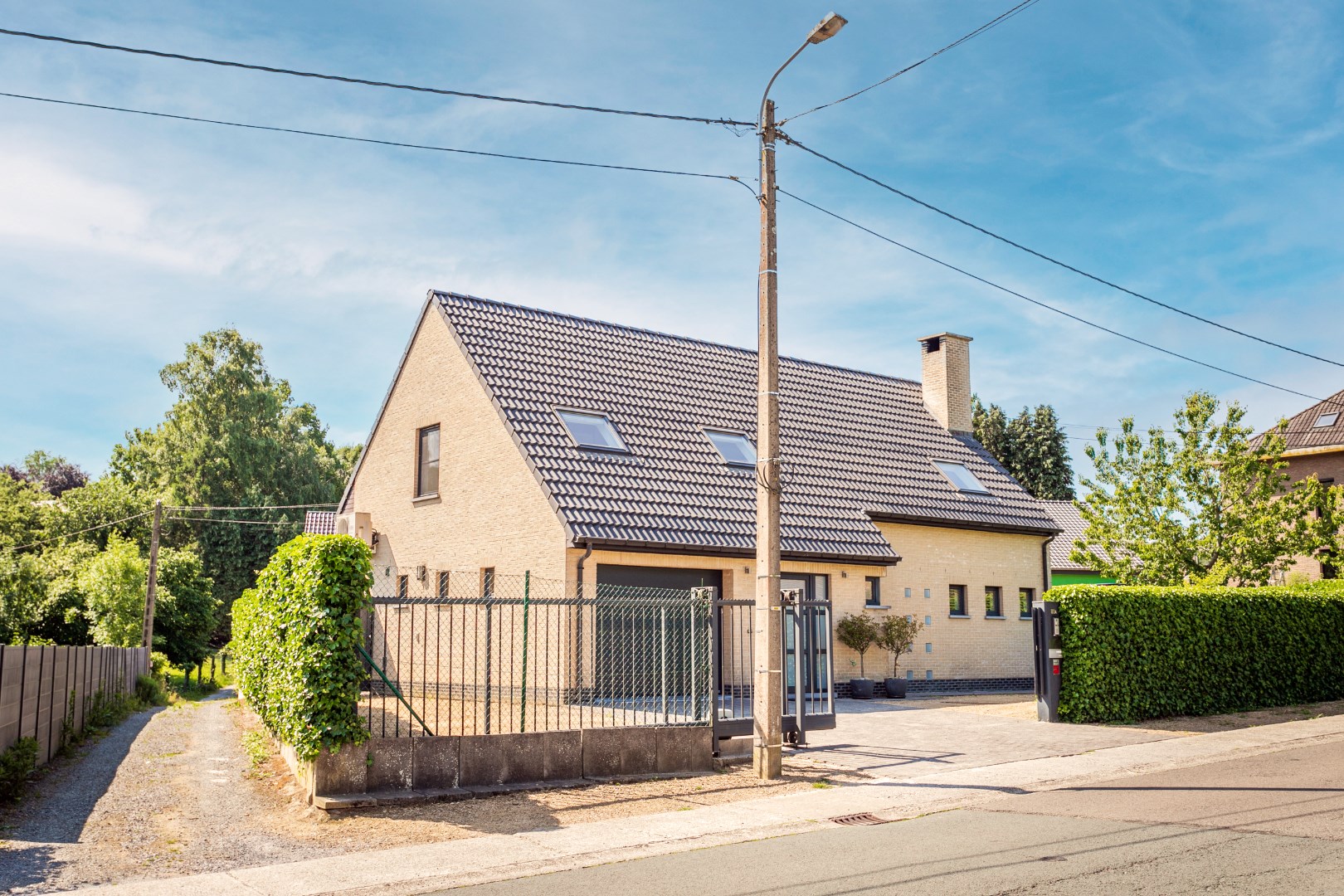 Instapklare woning met 3 slpks, garage en tuin te Halle 
