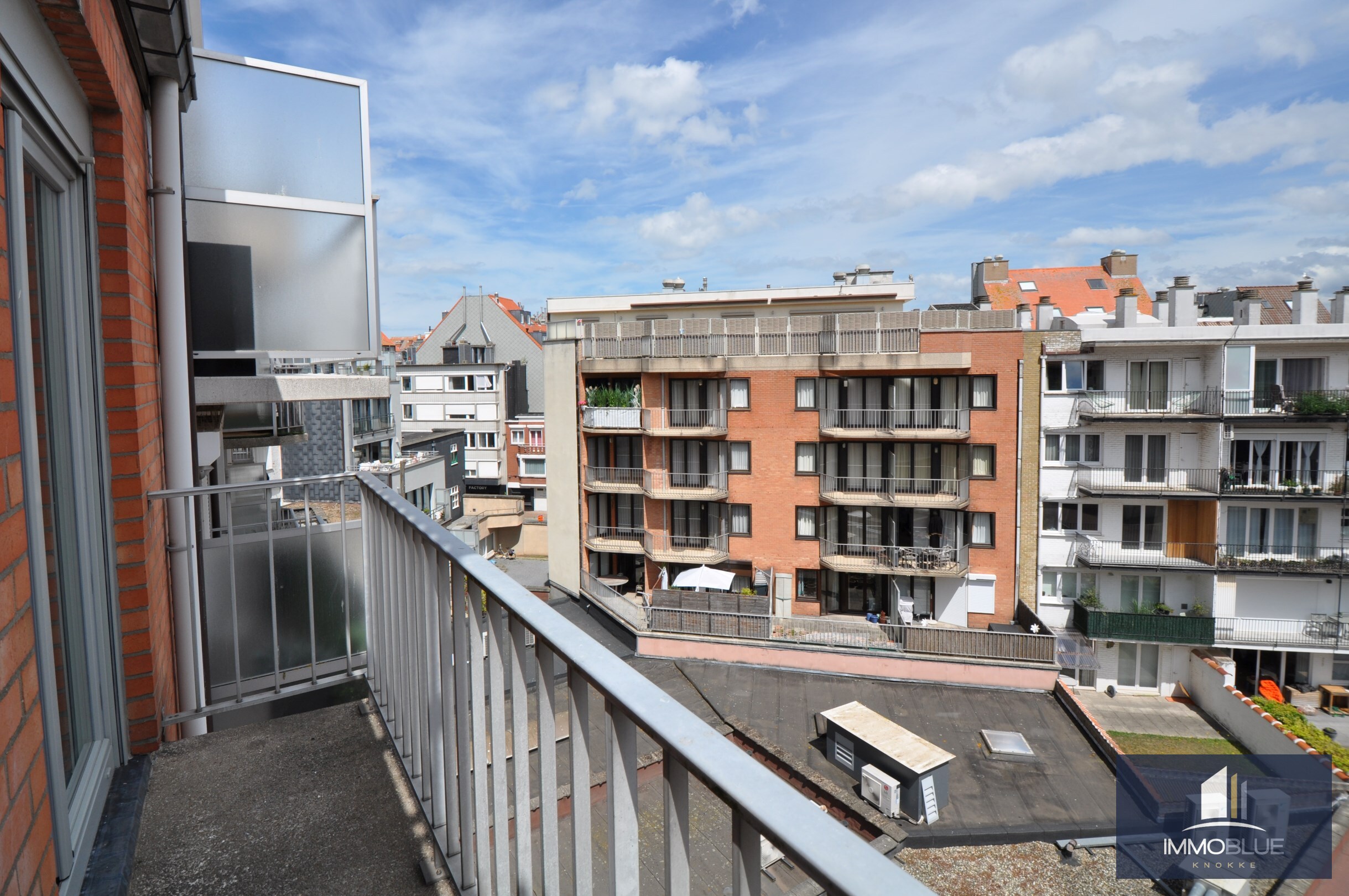 Volledig gerenoveerd appartement gelegen in het commercieel centrum. 