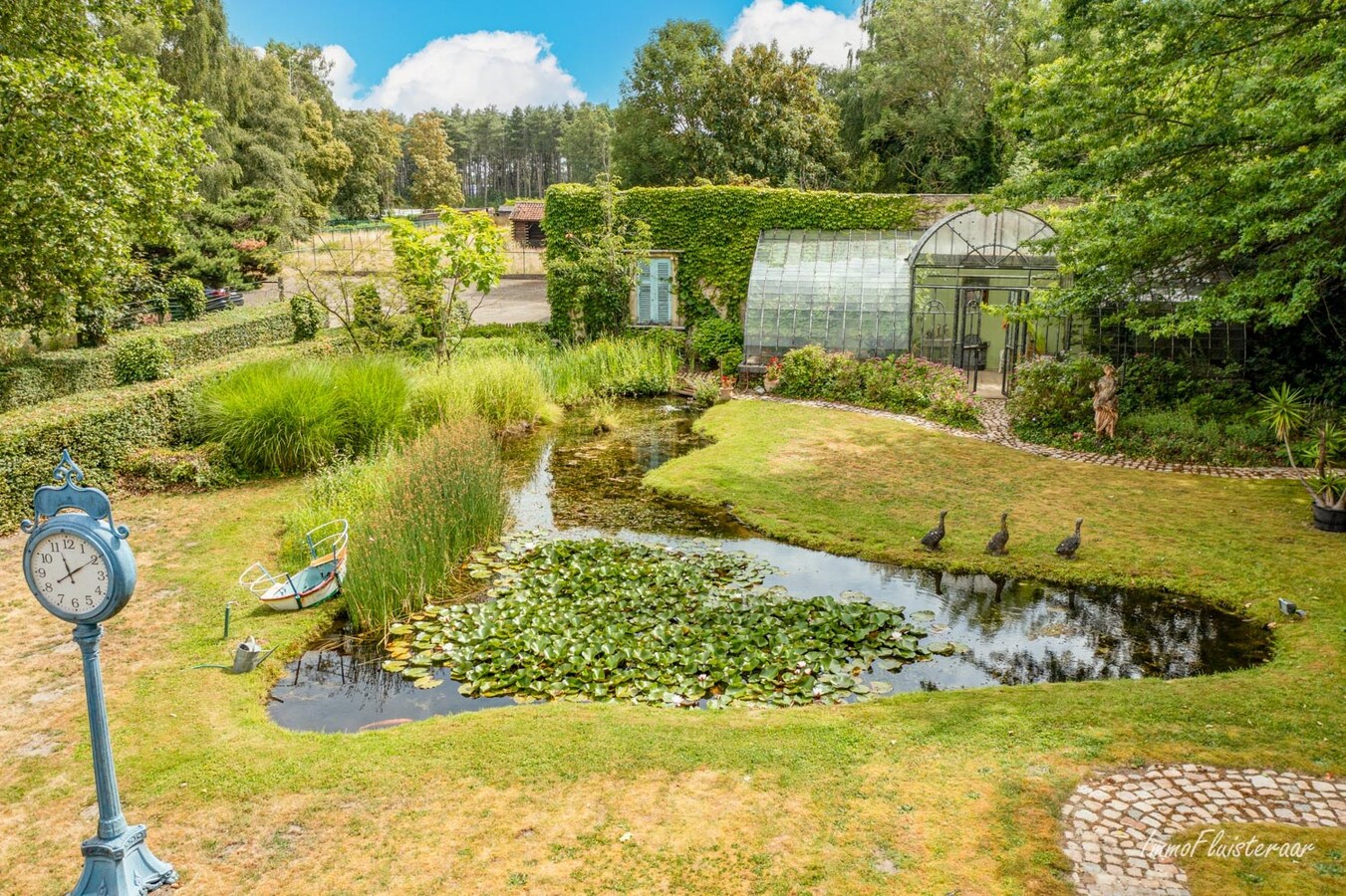 Ruime laagbouwwoning met magazijn, sierserre, aanhorigheden en stallen op ca. 75a te Messelbroek (Scherpenheuvel-Zichem; Vlaams-Brabant) 