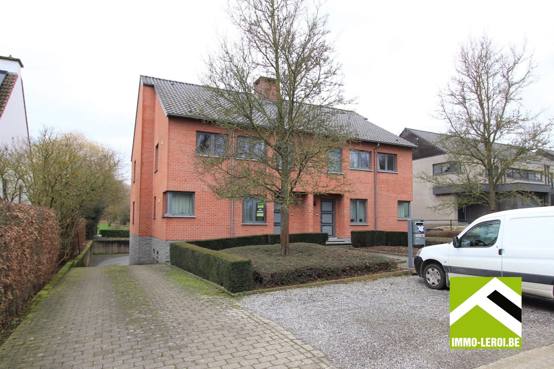 GELIJKVLOERS APPARTEMENT MET 1 SLAAPKAMER 