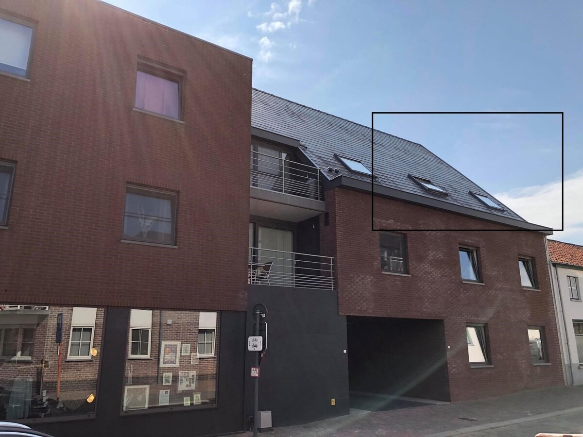 Duplexappartement in centrum Lotenhulle, 3 slpk., met carport. 