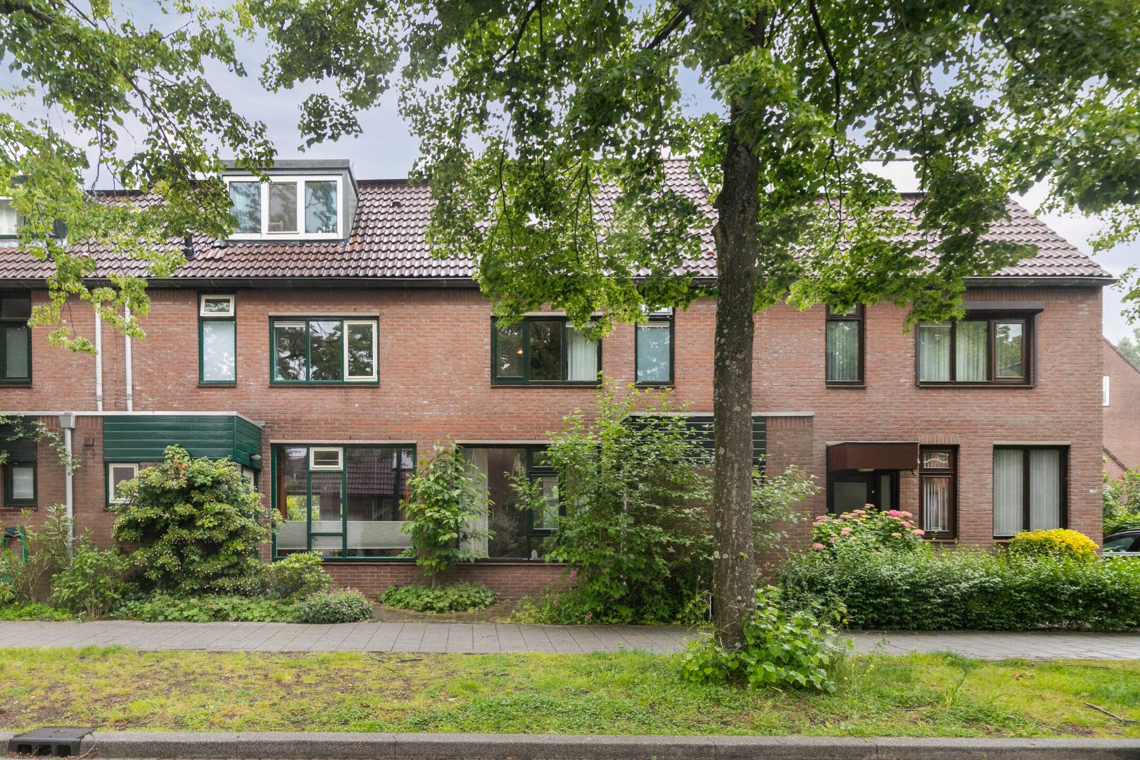 Keurige 5-kamer tussenwoning met fraaie keuken en badkamer, ruime achtertuin en gelegen op eigen grond! 