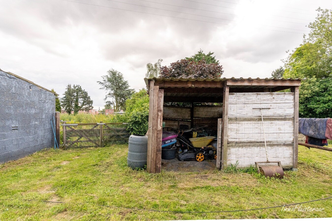 Refreshed house with stables and adjacent pasture on approximately 43 are in Tienen. 