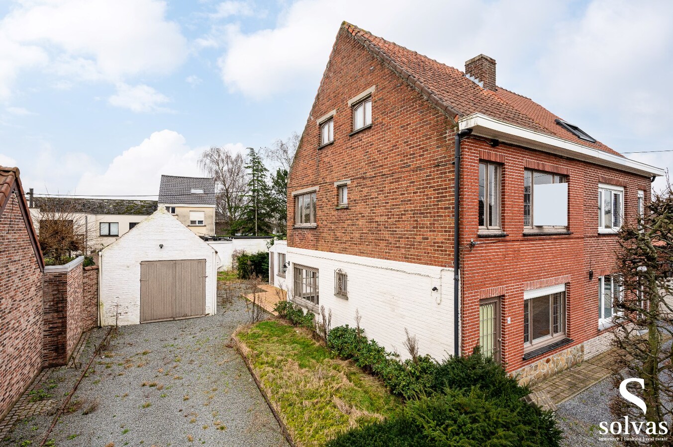 Ruime woning met loods op rustige ligging 