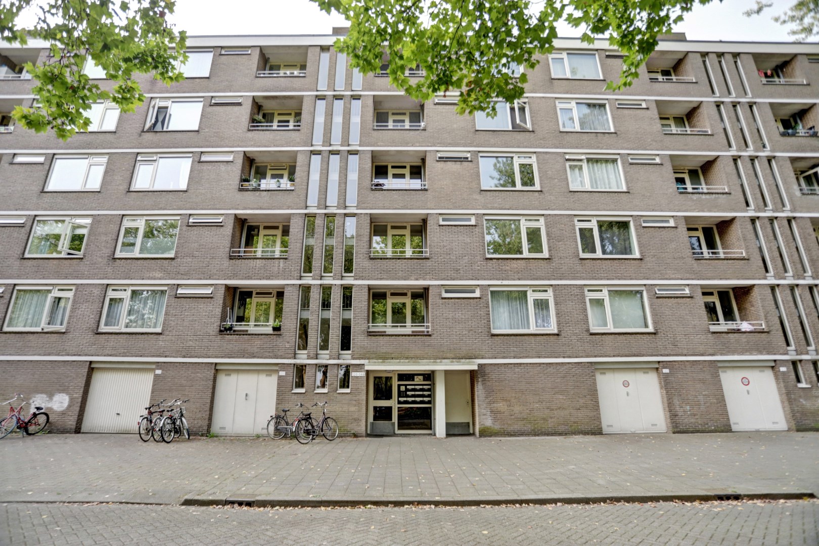 Kopers opgelet!! Geheel gerenoveerde 3 (voorheen 4) kamer appartement op de 3e verdieping met moderne keuken en badkamer, 2 balkons en gelegen op eigen grond! 