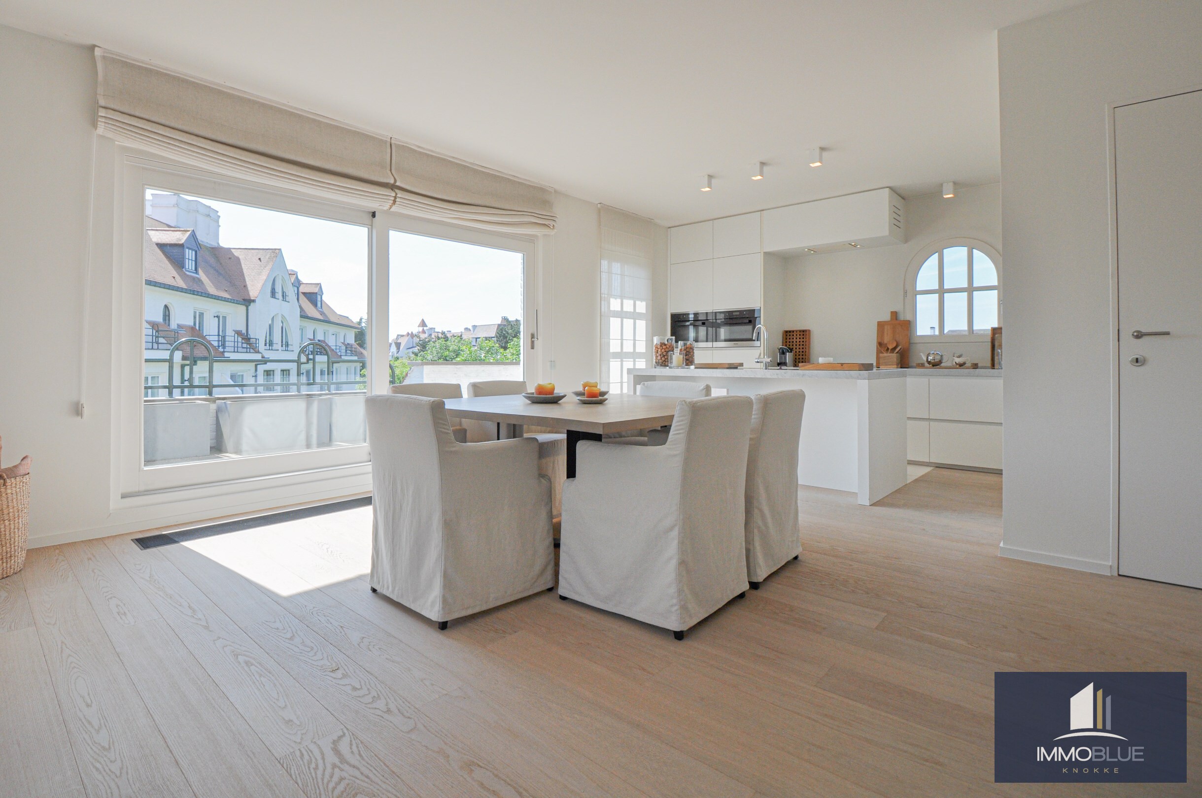 Subliem hoekappartement met ruime terrassen gelegen in het prestigieuze domein Tennis Garden. 