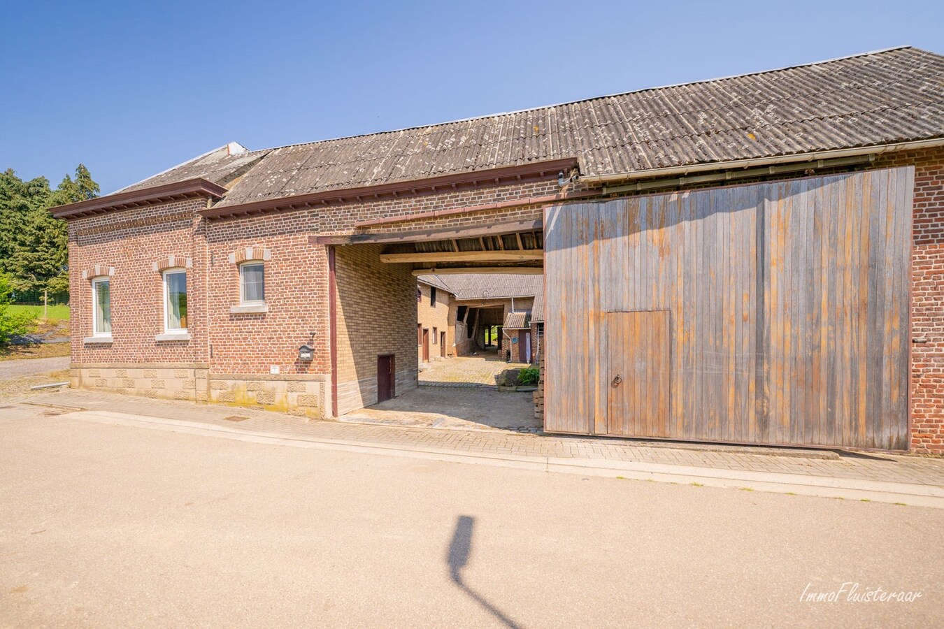 To be renovated square farm on approximately 60 acres in Borlo (Gingelom) 