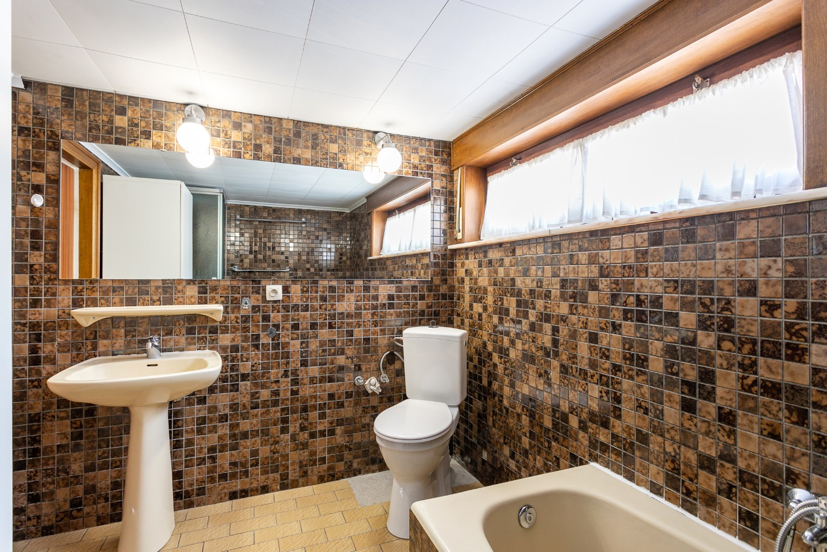 Ruime 4-gevelwoning met 3 slaapkamers, garage en uitbreidingsmogelijkheden (mog. extra slaapkamers,/hobby- of werkruimte) op 9a 39ca 