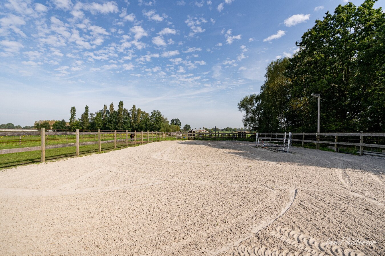 Halfopen woning met stallen, piste en weides op ca. 1,5 ha te Sint-Katelijne-Waver (Optioneel bij te kopen weide van ca. 1 ha) 