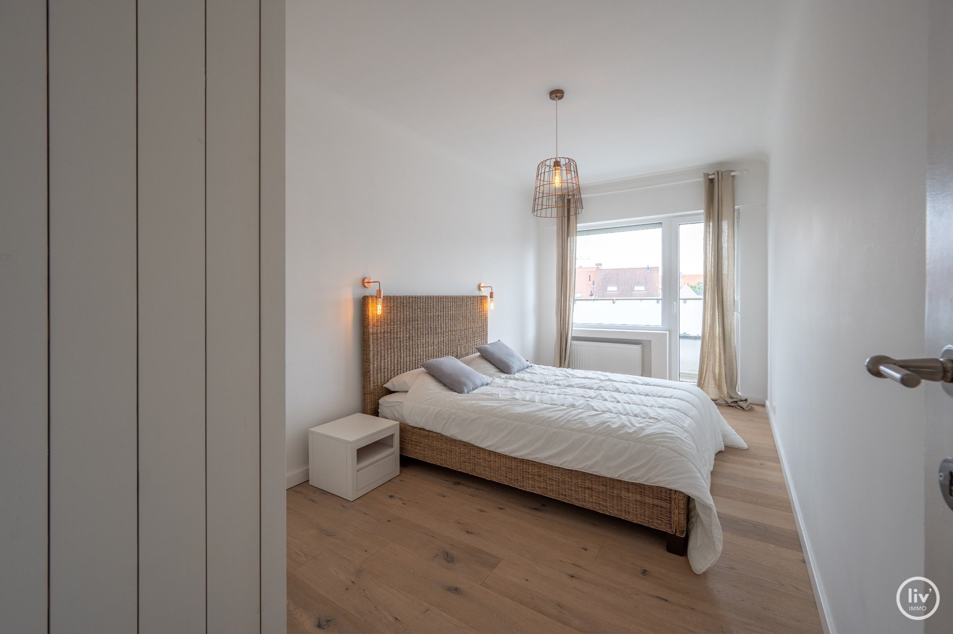 Integraal gerenoveerd appartement met 3 slaapkamers gelegen op het Maurice Lippensplein te Knokke-Heist. 