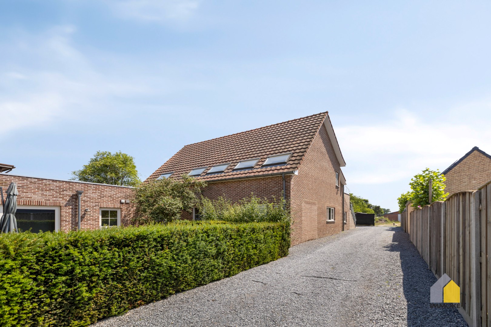 Halfvrijstaande woning met 3 slpks en grote polyvalente ruimte op perceel van 5 a 25 ca. 