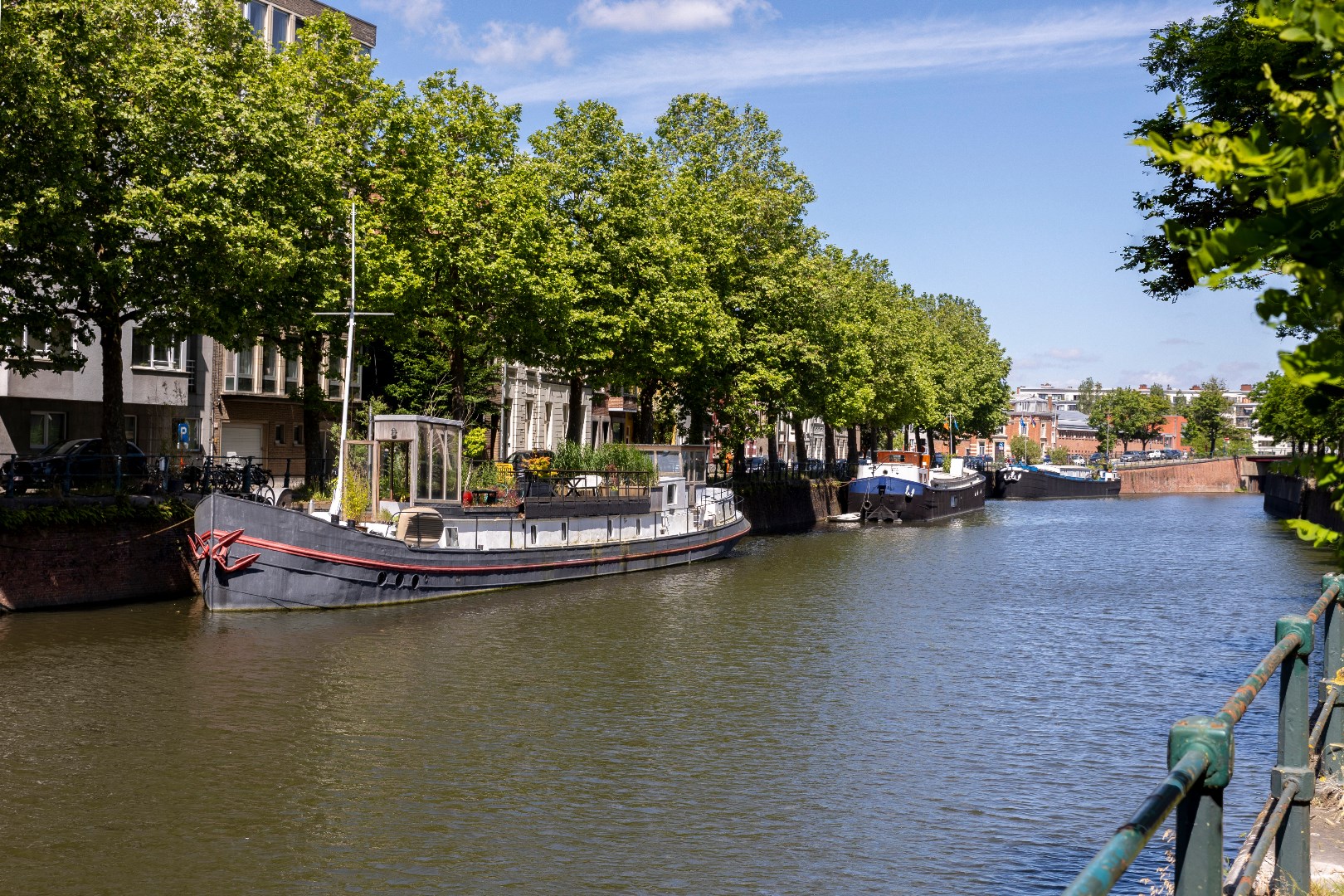 Unieke, compleet gerenoveerde woonboot met groot terras op toplocatie! 