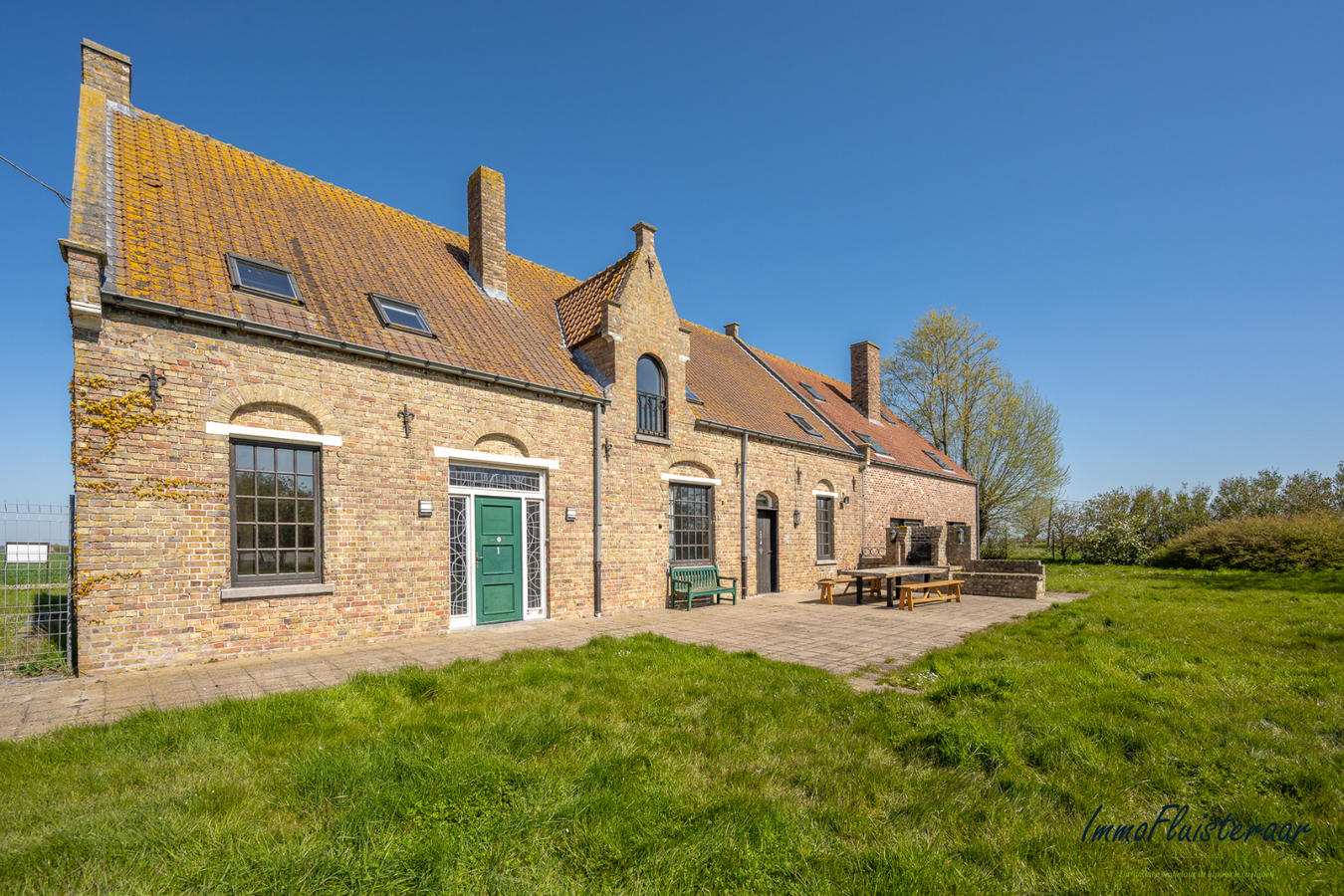 Karakteristieke hoeve met ruime bijgebouwen met tal van mogelijkheden gelegen te Lo-Reninge op 3,5ha. 