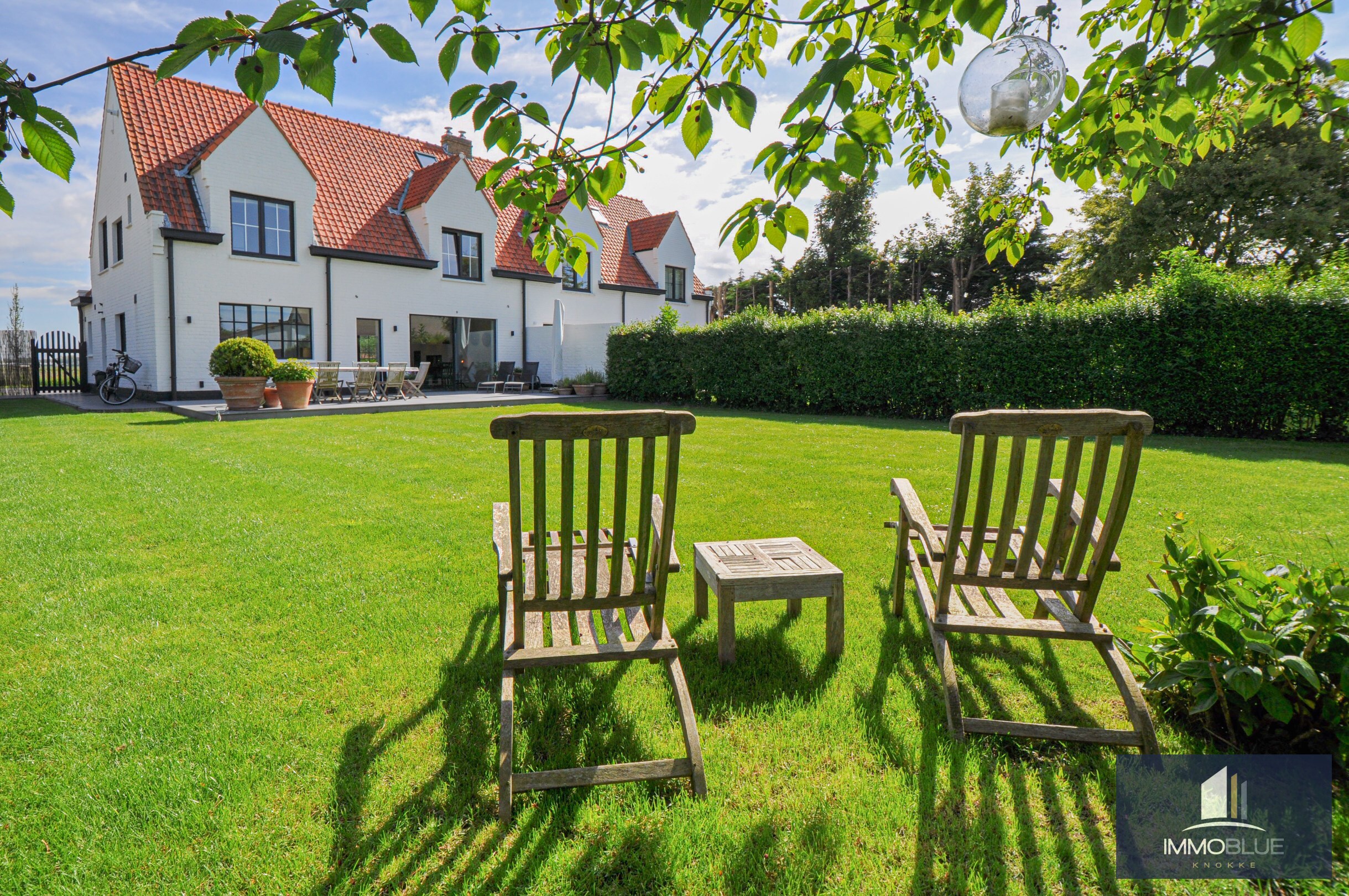 Stijlvol gerenoveerde koppelvilla met een zongerichte tuin en een open zicht op de Polders. 