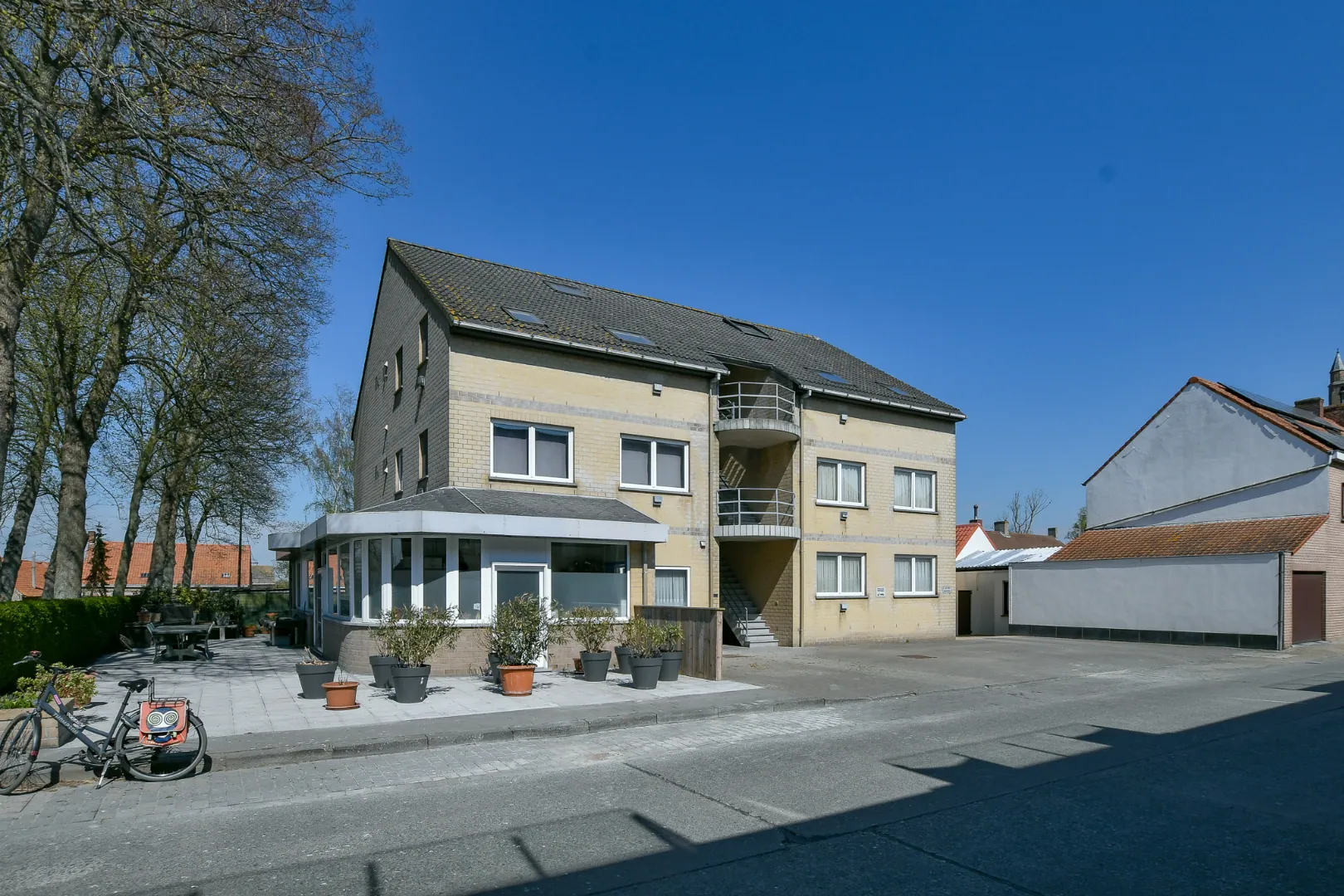 Opbrengsteigendom bestaande uit 9 appartementen en 8 garages