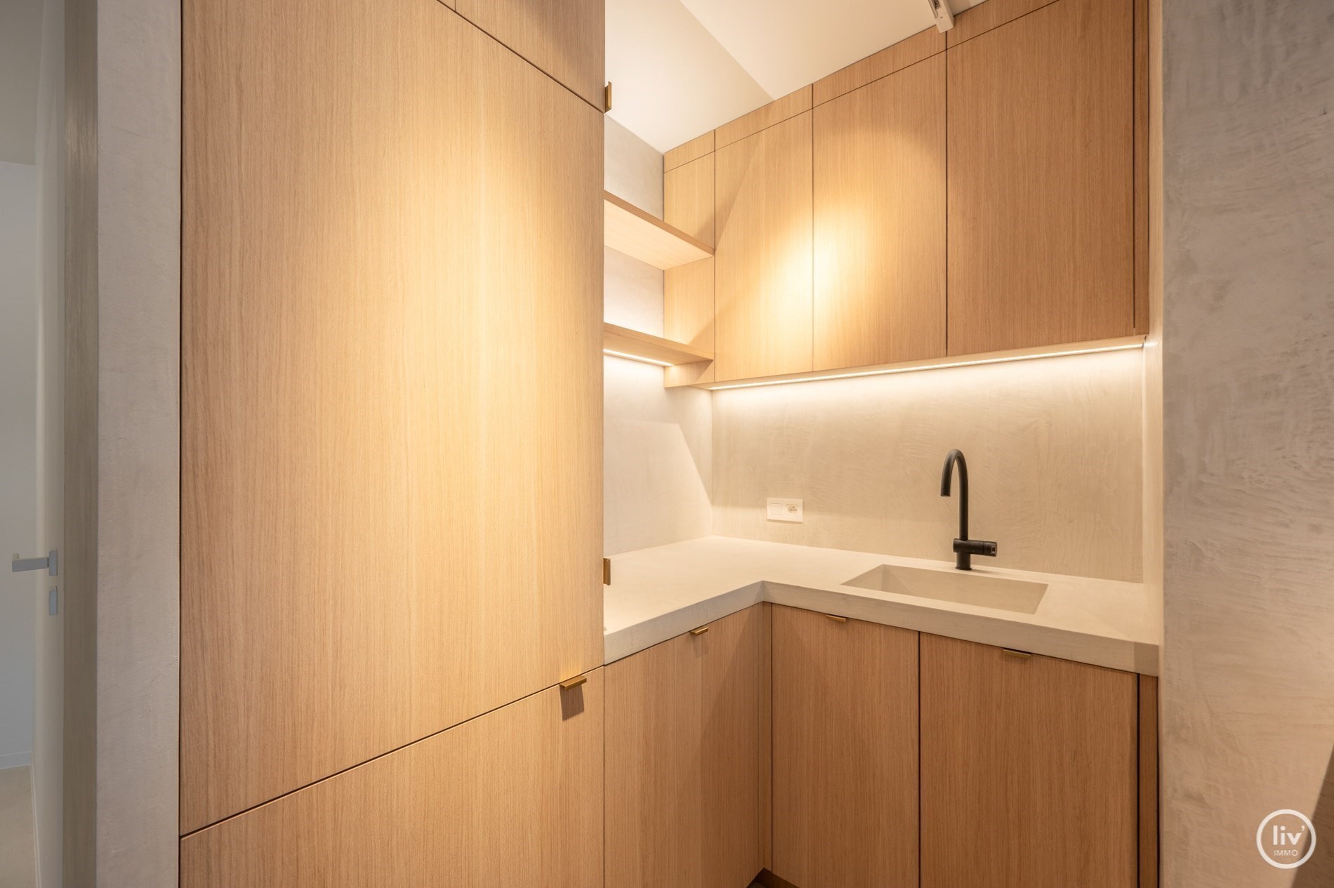Prachtig gerenoveerd duplex appartement met ruim Westgericht terras gelegen op de Lippenslaan te Knokke. 