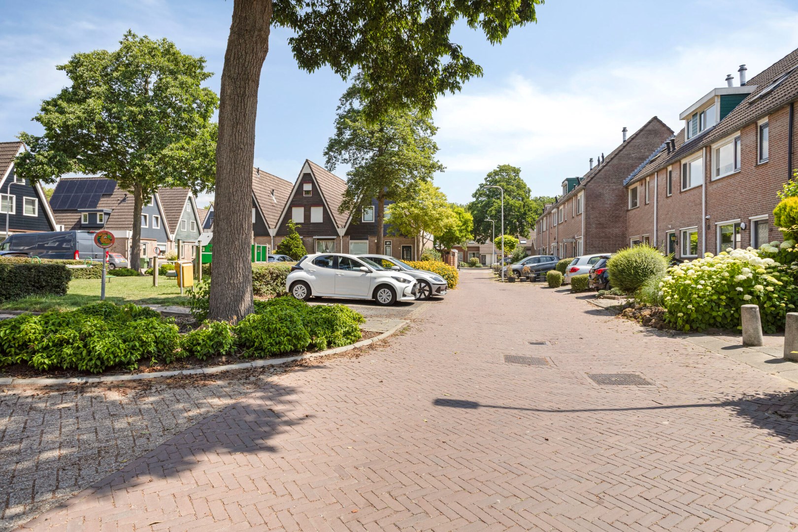 Ruime eengezinswoning met vijf kamers, parkeerplaats, twee dakkapellen en zonnige tuin op het zuiden 